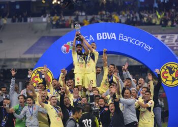 MEXICO CITY, MEXICO - DECEMBER 16: Oribe Peralta #24 and Paul Aguilar #22 of America lift the Championship Trophy after the final second leg match between Cruz Azul and America as part of the Torneo Apertura 2018 Liga MX at Azteca Stadium on December 16, 2018 in Mexico City, Mexico. (Photo by Jaime Lopez/Jam Media/Getty Images)"n